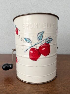 Bromwell's Vintage 3 Cup Flour Sifter With Apple Design 1950's